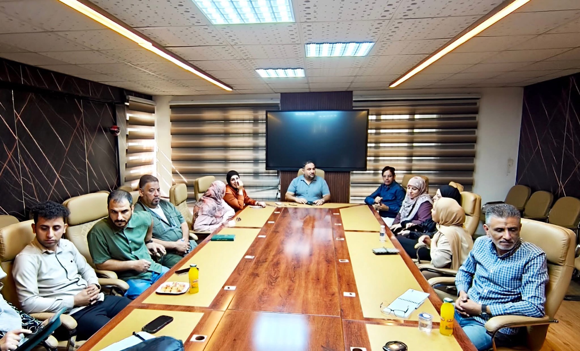 You are currently viewing ‏دائرة الأشغال والصيانة العامة تجري عملية مسح للعناوين في القطاع الحكومي بالتعاون مع هيأة الإحصاء ونظم المعلومات الجغرافي‏‏🔵 أجرت دائرة الاشغال والصيانة العامة مع الدائرة الفنية في وزارة الأعمار والاسكان و البلديات العامة عملية مسح العناوين بالتعاون مع هيأة الإحصاء ونظم المعلومات الجغرافية التابعة لوزارة التخطيط اختبارًا ميدانيًا لاستمارة مسح احتياجات المهارات في القطاع الحكومي اليوم الأحد الموافق 2025/10/26.‏🔵 تم تنفيذ هذا الاختبار في مقر دائرة الاشغال والصيانة العامة إحدى تشكيلات وزارة الإعمار والإسكان و البلديات العامة.‏🔵 يأتي هذا المسح المقرر أن يشمل عدد من تشكيلات الوزارة.‏🔵 ويهدف المسح إلى توفير بيانات دقيقة حول المهارات المتوفرة في القطاع