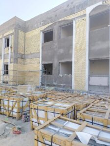 تستمر الكوادر الهندسية التابعة لدائرة الاشغال و الصيانة العامة بالاشراف و المراقبة و تطبيق المواصفات الفنية و الهندسية المعتمدة على المشاريع—————————————————–🔵 بتوجيه مباشر من قبل السيد المدير العام الأستاذ المهندس ميثم عبدالإله الشهد بمتابعة المشاريع التي تشرف عليها دائرة الأشغال العامة 🔵 حيث اعلن الشهد اليوم الاثنين المصادف 2025/10/27 دائرة الاشغال والصيانة العامة تواصل الإشراف على مشروع بناية صندوق الإسكان في محافظة البصرةيتكون المشروع من بناية رئيسية (مكونة من طابقين للإدارة وقاعة كبيرة خاصة للمراجعين مع مجموعةصحية خاصة للمراجعين) وابنية ملحقة (غرفة الاستعلامات والحرس وغرفة الصيانة وغرفة تفتيش الرجال وغرفة تفتيش النساء وغرفة المحولة الكهربائية) وتحتوي الأبنية على منظومات انذار الحريق وبكرات إطفاء الحريق وجميع الأبنية مجهزة بأجهزة التكييف وبرادات للمياه مع منظومة انترنت وكاميرات للمراقبة ومنظومات للهاتف.موقع المشروع يحتوي على مناطق خضراء وساحات لوقوف السيارات ومناطق مبلطة وممرات للأشخاص ويحتوي المشروع على مولدة كهربائية بسعة 300KVA وخزان خاص للوقود ومحولة كهربائية بسعة 400KVA مع جهاز التحويل الاوتوماتيكي وإنارة خارجية. وكذلك يحتوي المشروع علىمحطتين لتحلية المياه بطريقة التناضح العكسي RO بسعة ١٫٥ متر مكعب بالساعة لكل محطة مع مضخات لمياه الشرب والاسالة ومضخات خاصة لشبكة الحريق مع خزانات لمياه الاسالة ومياه الشرب في الموقع وعلى سطوح الأبنية مع شبكات لتصريف مياه الامطار والمجاري وشبكة للسقي في الموقع .نسبة الإنجاز الفعلي المشروع: ٧١ ٪🔵 من جانبه اكد السيد المدير العام، عن استعداد الكوادر الهندسية التابعة لدائرة الاشغال للعمل على مدار الساعة لتنفيذ المشاريع بأفضل طريقة ممكنة، بهدف تحقيق تحسينات جوهرية في البنية التحتية وتقديم خدمات متطورة للمواطنينوالأعمال في الوقت الحاضراعمال التسطيح للابنية الملحقة مع البناية الرئيسيةاعمال التاسيسات الكهربائية للبناية الرئيسبيةاعمال شبكة تصريف مياه اجهوة التبريد (التنقيط للسبالت)الاعمال الصحية للبناية الرئيسيةاعمال البناء وتثبييت إطارات الشبابيك الالمنيوم حد أبواب الخشب والمباشرة باعمال اللبخ الداخلي للبناية الرئيسية وتهيئة الموقع لاعمال المماشي الخارجية🔵 كما بين الشهد ان اعمال كوادرنا في الموقع تشمل الإشراف ومتابعة الاعمال والفحوصات وتطبيق إجراءات السيطرة النوعية على المشاريع التوجيه على ايجاد السبل الكفيلة لتوجيه عملية الاشراف باتجاه تحقيق المواصفات الفنية المطلوبة لإنجاز المشاريع وتذليل معوقات الاعمال حسب توجيهات دولة رئيس الوزراء المهندس محمد شياع السوداني